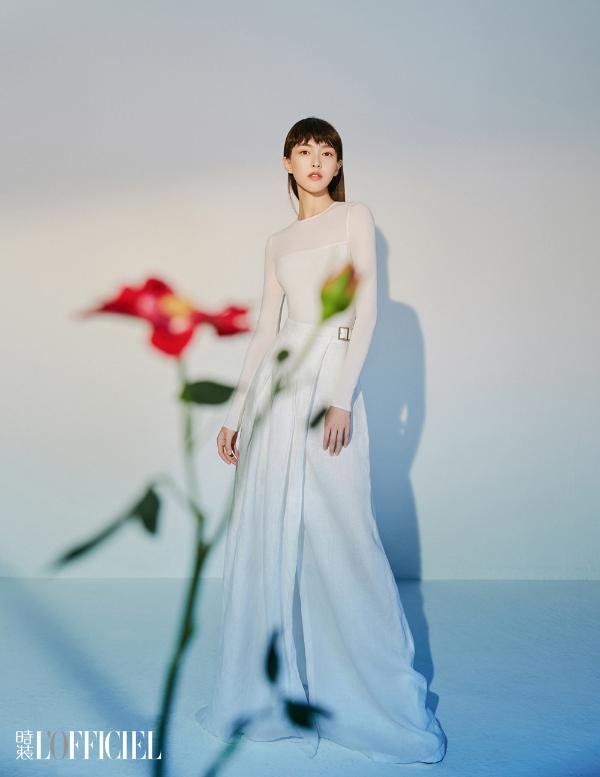 唐嫣封面大片冷郁空灵诠释纯粹真我新风尚