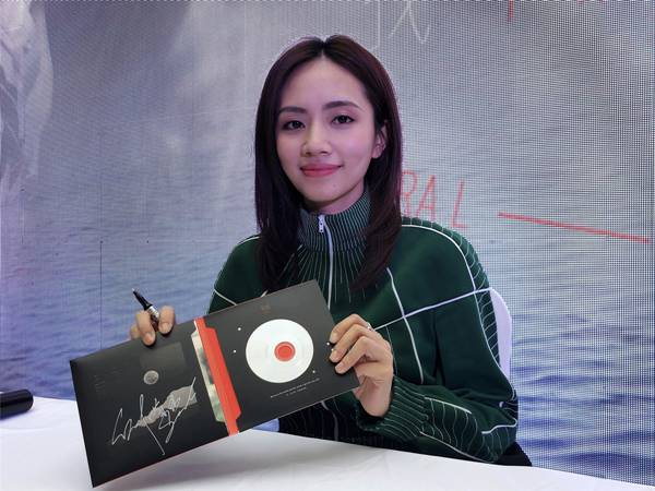 刘惜君新专首签因歌迷热情加时 演唱《浪里游》引全场合唱