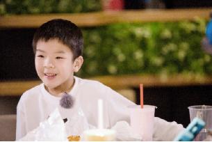 杨子：安迪3岁告别小王子生活，赞黄圣依是个温柔有爱心的妈妈！