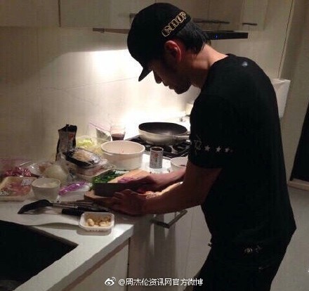 周杰伦下厨做饭 周氏美味周氏情歌齐上阵《不爱我就拉倒》