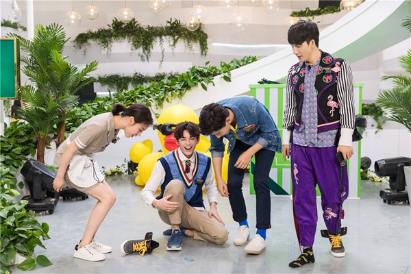 《我是大侦探》剧情持续高能获网友热议 吴磊机智、何炅落泪收视五连冠