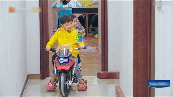 邓莎带娃“一秒变戏精” 整蛊大麟子穿高跟鞋