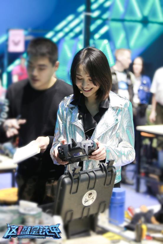 郑爽录铁甲衣品突破 科技风装扮吸睛