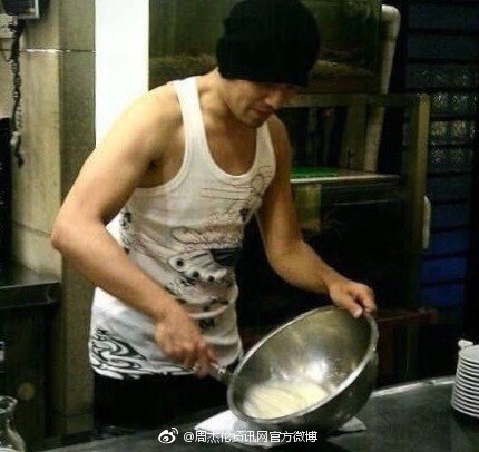 周杰伦下厨做饭 周氏美味周氏情歌齐上阵《不爱我就拉倒》