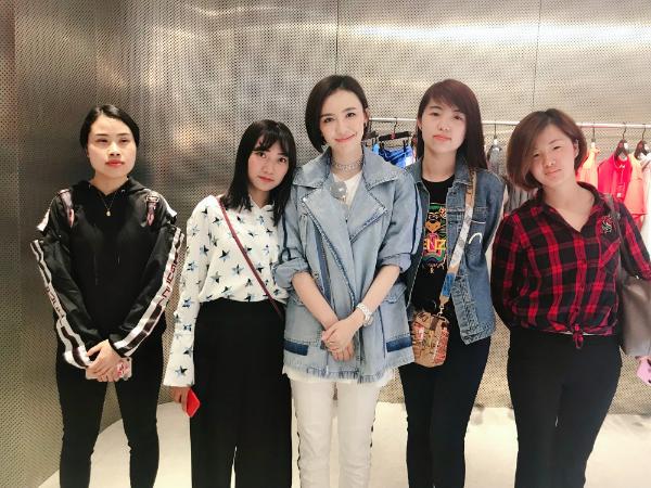 吕佳容现身某潮牌活动人气爆棚遭粉丝围堵