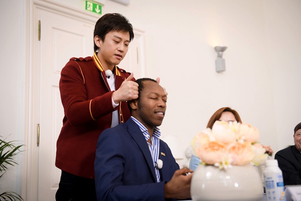 邓超《奔跑吧》突破自我 全英文演讲发博力证“学霸”