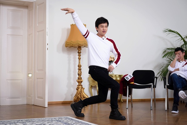 邓超《奔跑吧》突破自我 全英文演讲发博力证“学霸”