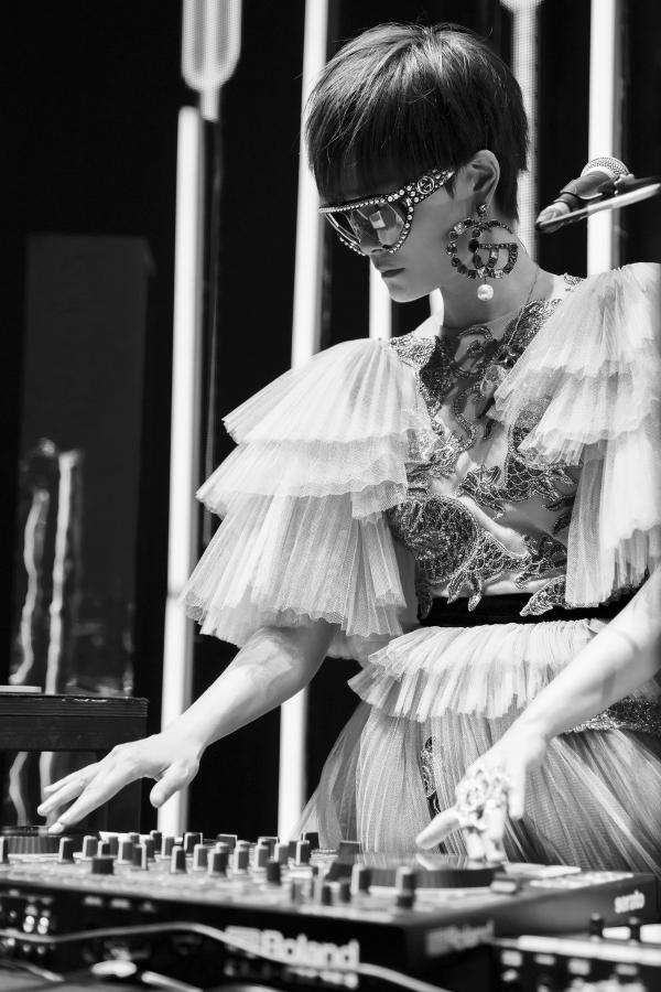 李宇春“流行”巡演上海站开唱高甜致电粉丝浪漫十足