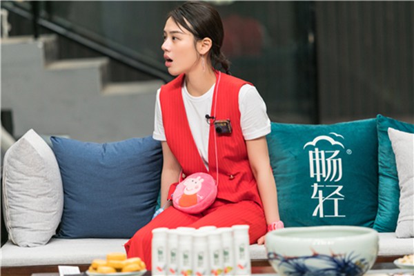 马思纯《我是大侦探》get潮流同款 时尚的完成居然是靠它？