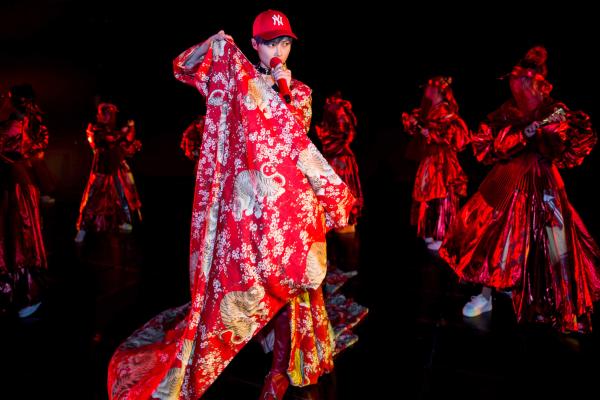 李宇春“流行”巡演上海站开唱高甜致电粉丝浪漫十足