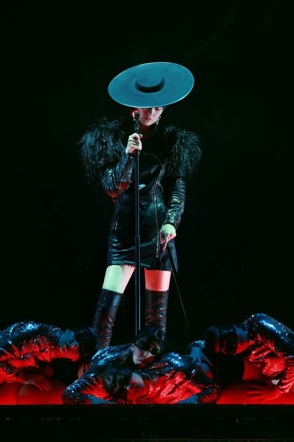 李宇春“流行”巡演上海站开唱高甜致电粉丝浪漫十足