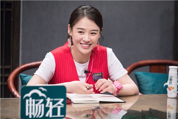 马思纯《我是大侦探》get潮流同款 时尚的完成居然是靠它？