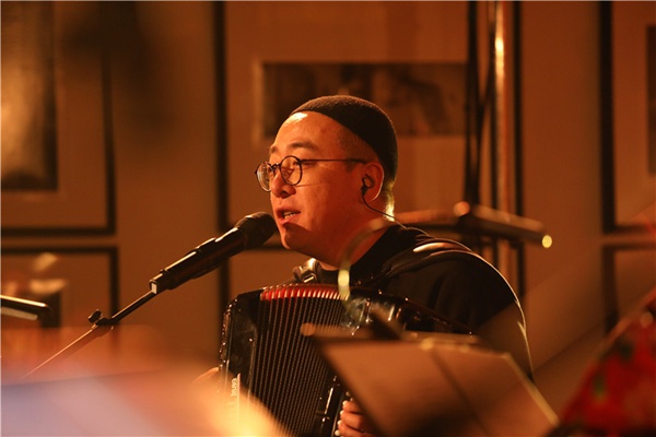 《安娜和她的朋友们》安娜与小河万晓利张玮玮共同吟唱青春“老友记”