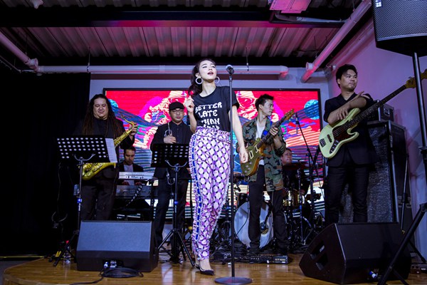 张天草莓歌单试听会 加唱Havana回馈百万粉丝