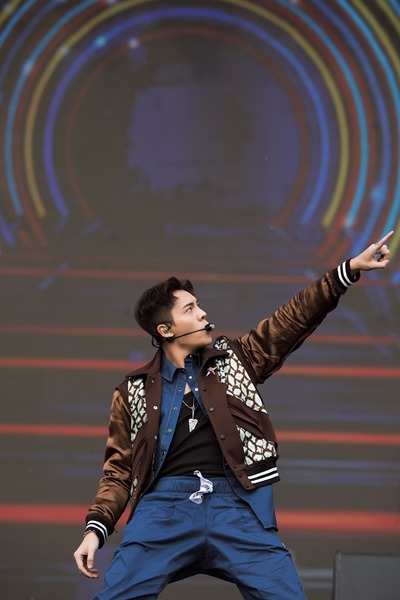 陈伟霆格莱美音乐节 多层次混搭燃炸舞台