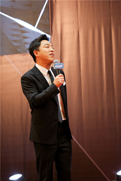 《极挑4》黄渤变“村傻”归来 魔性“嗑瓜子”秒变表情包