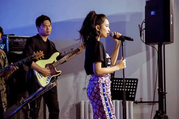 张天草莓歌单试听会 加唱Havana回馈百万粉丝