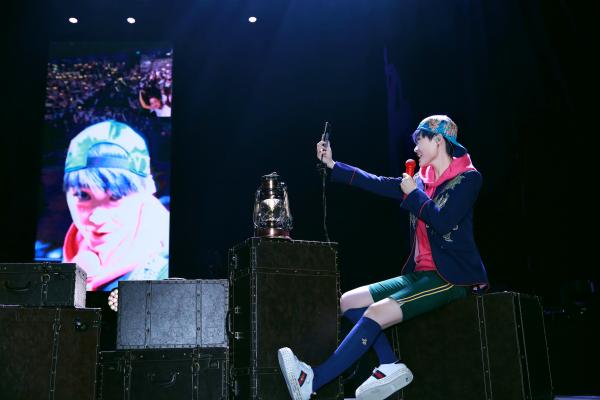 李宇春“流行”巡演上海站开唱高甜致电粉丝浪漫十足