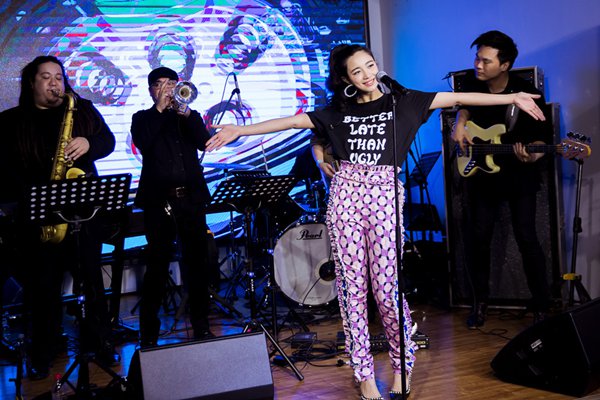 张天草莓歌单试听会 加唱Havana回馈百万粉丝