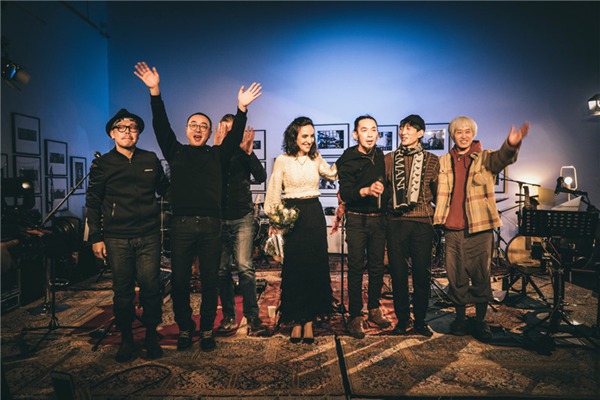 《安娜和她的朋友们》安娜与小河万晓利张玮玮共同吟唱青春“老友记”