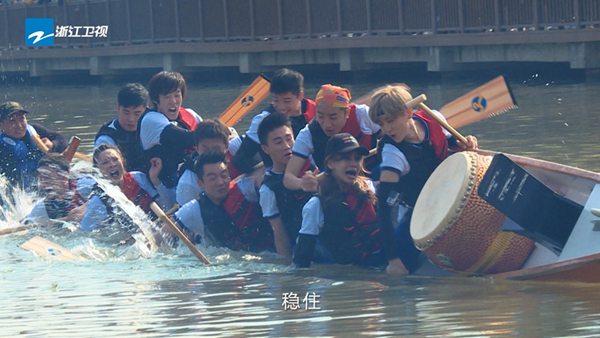 《奔跑吧》兄弟团的小船说翻就翻 游戏比拼后谁将沦为龙舟赛替补队员？