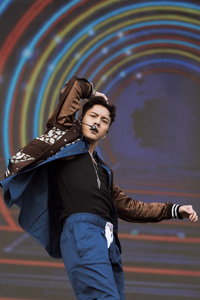 陈伟霆格莱美音乐节 多层次混搭燃炸舞台