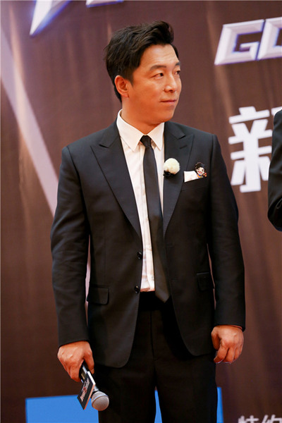 《极挑4》黄渤变“村傻”归来 魔性“嗑瓜子”秒变表情包