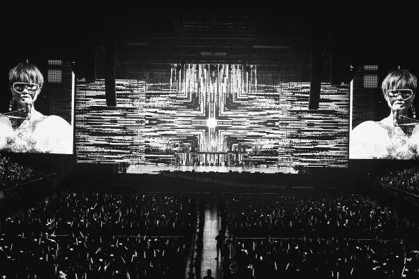 李宇春“流行”巡演上海站开唱高甜致电粉丝浪漫十足