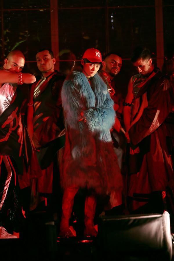 李宇春“流行”巡演上海站开唱高甜致电粉丝浪漫十足