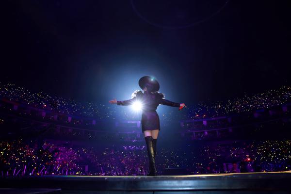 李宇春“流行”巡演上海站开唱高甜致电粉丝浪漫十足