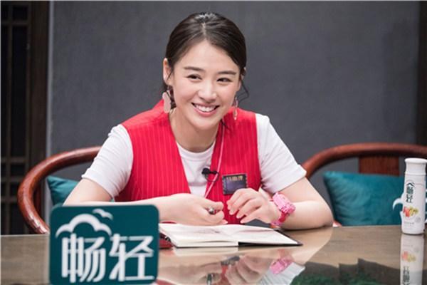 马思纯《我是大侦探》get潮流同款 时尚的完成居然...