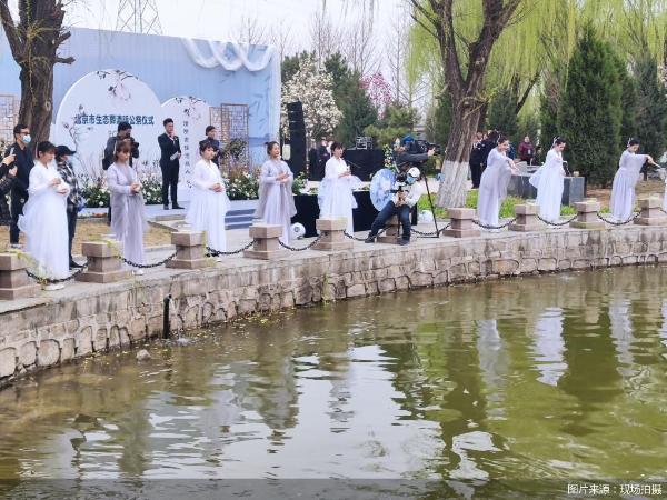 北京举办疫情后首次集体公祭 节地生态葬成安葬主流形式