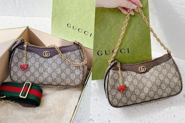Gucci最新款「经典老花腋下包」附挂「小草莓吊饰」太可爱!链条、宽版双背带实揹可以收、价格直接看!