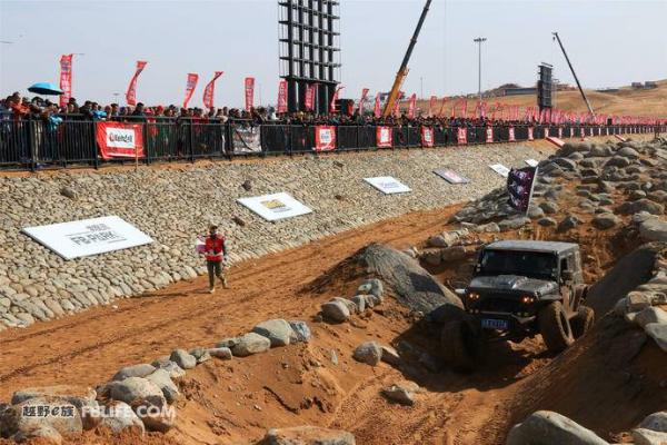 举步维艰 困难重重 百路驰岩酷攀爬赛带你领略越野世界的极限挑战