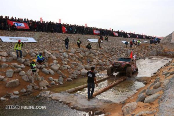 举步维艰 困难重重 百路驰岩酷攀爬赛带你领略越野世界的极限挑战