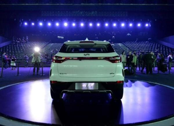 预订量破万/纯电紧凑型SUV 威马EX5试装车下线下半年交车