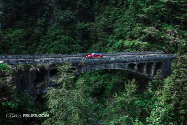 厉害了我的路虎,揽胜运动版插电式混合动力车型P400e开上了天门山