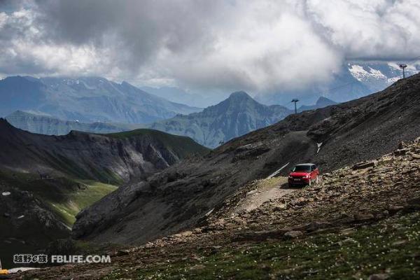 厉害了我的路虎,揽胜运动版插电式混合动力车型P400e开上了天门山
