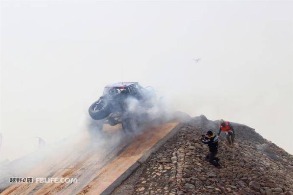 举步维艰 困难重重 百路驰岩酷攀爬赛带你领略越野世界的极限挑战