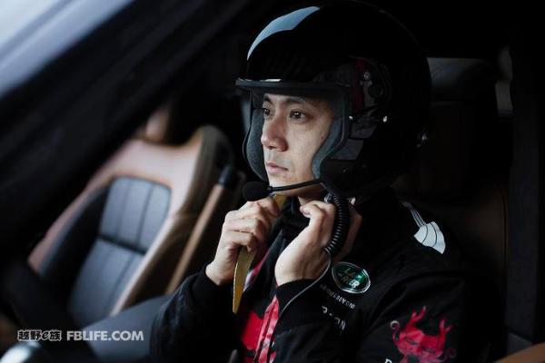 厉害了我的路虎,揽胜运动版插电式混合动力车型P400e开上了天门山