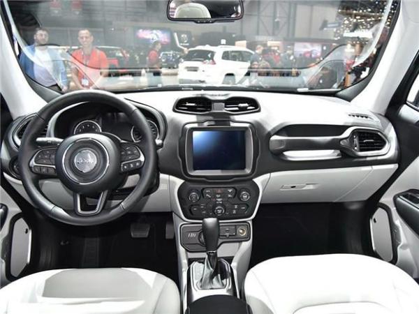 内饰调整外观不变 2018款Jeep自由侠亮相