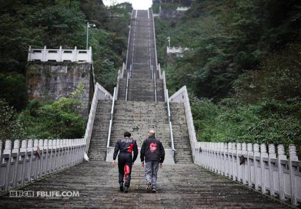厉害了我的路虎,揽胜运动版插电式混合动力车型P400e开上了天门山