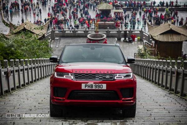 厉害了我的路虎,揽胜运动版插电式混合动力车型P400e开上了天门山