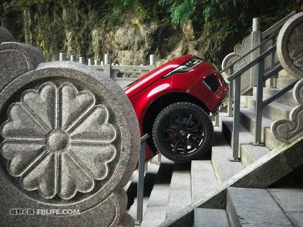 厉害了我的路虎,揽胜运动版插电式混合动力车型P400e开上了天门山