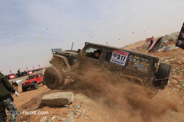 举步维艰 困难重重 百路驰岩酷攀爬赛带你领略越野世界的极限挑战