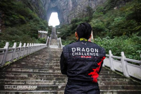 厉害了我的路虎,揽胜运动版插电式混合动力车型P400e开上了天门山