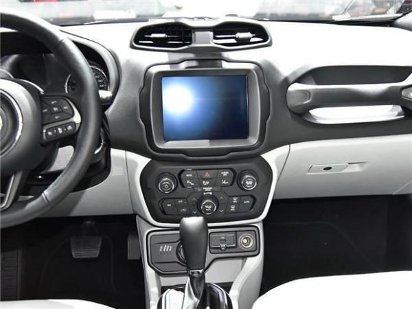 内饰调整外观不变 2018款Jeep自由侠亮相