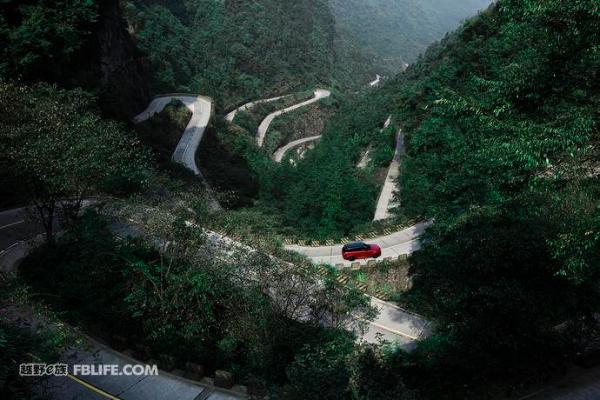 厉害了我的路虎,揽胜运动版插电式混合动力车型P400e开上了天门山