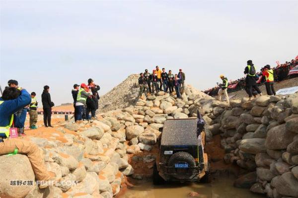 举步维艰 困难重重 百路驰岩酷攀爬赛带你领略越野世界的极限挑战