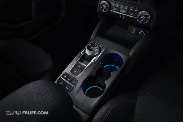 新一代福克斯与新福睿斯齐亮相 福特发布全新中级车阵容